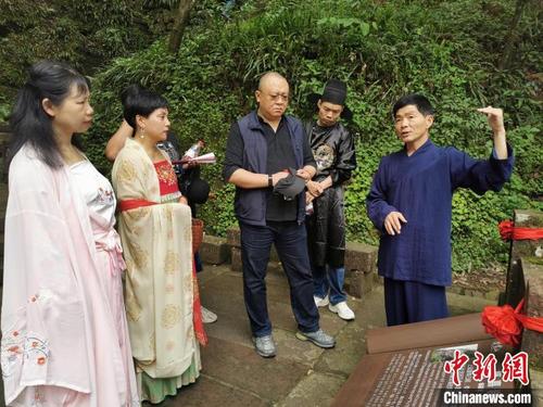 中国侨网海外华文媒体体验齐云山“沉浸式复古游” 储玮玮 摄