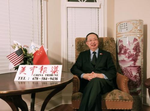 中国侨网江维先生正接受记者采访。（美国《美中报导》/陈华 摄）