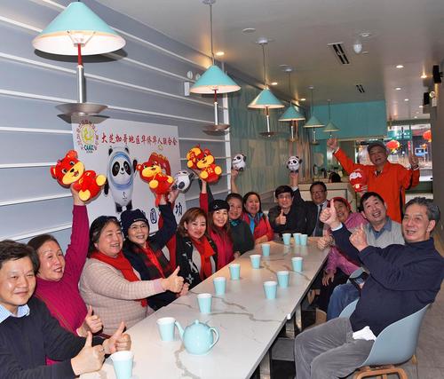 中国侨网大芝加哥华联会的成员们座谈并为北京冬奥会喝彩。（美国《芝加哥华语论坛》报/张大卫 摄）