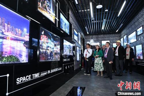 中国侨网图为参访团成员参观重庆江北区城市形象展示中心。 陈超 摄