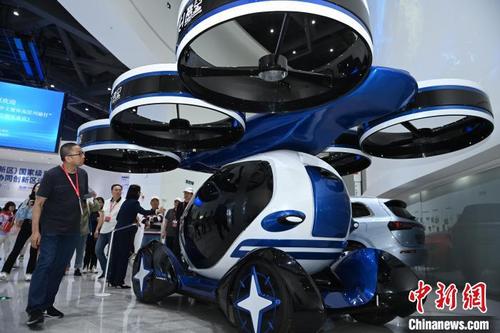 中国侨网图为参访团参观北京理工大学重庆创新中心开发研制的分体式飞行汽车。　陈超　摄