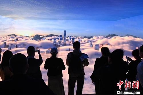 中国侨网图为参访团在重庆江北区城市形象展示中心了解江北区概况。 陈超 摄