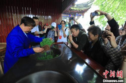 中国侨网海外华文媒体参访团观看手工制茶技艺。　王磊　摄
