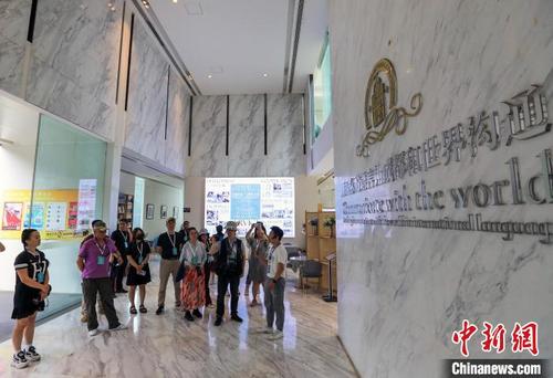 中国侨网海外华文媒体一行走进桐梓林国际社区邻里中心。 王磊 摄