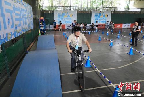 中国侨网海外华文媒体代表在成都锦城湖桥下空间保护性示范点体验运动魅力。 王磊 摄