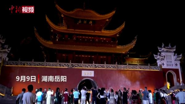 海外华媒代表夜访岳阳楼 观巴陵夜景胜状