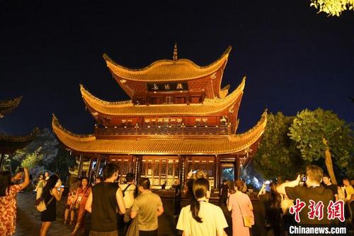 中国侨网华媒代表参观岳阳楼。 中新网记者 杨华峰 摄