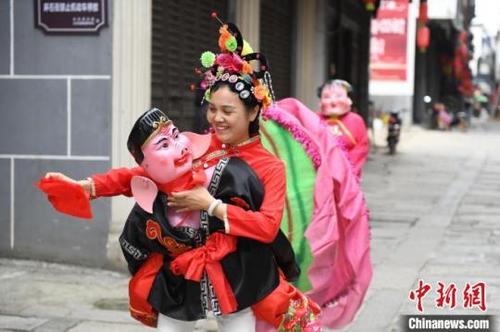 中国侨网当地居民表演“地故事”。中新网记者 杨华峰 摄