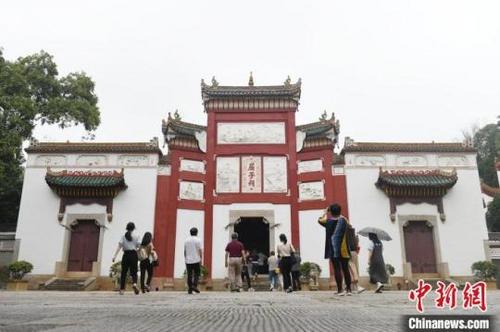中国侨网华媒走进屈子祠。中新网记者 杨华峰 摄
