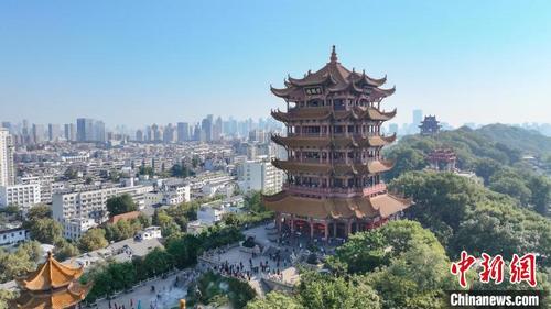 中国侨网巍峨耸立于长江之畔、蛇山之麓的黄鹤楼。吴淘淘摄
