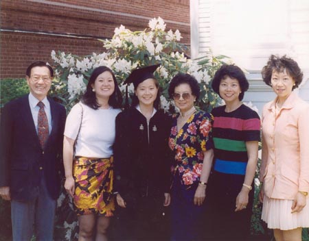 1994年6月9日,小女儿赵安吉仅用三年时间以特优成绩毕业于哈佛大学,与母亲赵朱木兰女士,父亲赵锡成博士及同是哈佛校友的三位姐姐赵小兰(右二),赵小美(右一),赵小婷(左二)参加毕业典礼合影。(美国《侨报》)