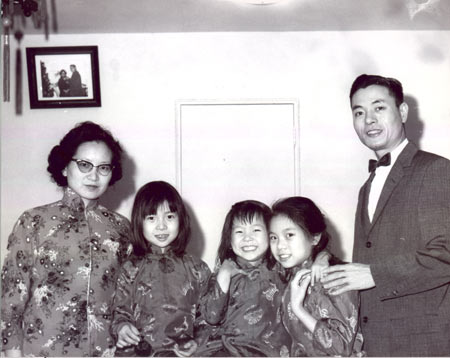 1963年,赵朱木兰女士全家在纽约皇后区一室一厅的公寓内。房间虽小且简陋,但充满温馨与憧憬的家却其乐融融。抵美国团聚后生活渐渐安定,愉快地欢度中国农历新年。木兰及女儿们都穿着中国传统式新服。(美国《侨报》)
