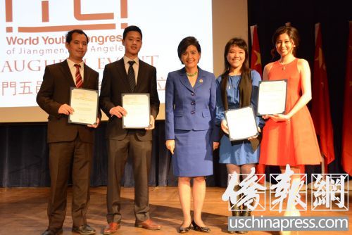 赵美心为洛杉矶江门五邑青年联会的干部们颁发证书。(来源:美国《侨报》/夏嘉摄)