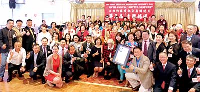 “幸福妈妈”活动中49位妈妈获得颁奖褒扬。