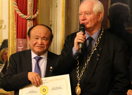让-克洛德・波德赫为郑辉（左）颁发“全球公益联盟”金质勋章。（法国《欧洲时报》/黄冠杰