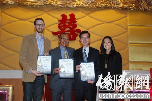 代市长余鼎昂、市议员汤凯蒂和威善高向中华总商会颁发贺状,由会长谢见明接受。(来源:美国《侨报》/吴卓明摄)