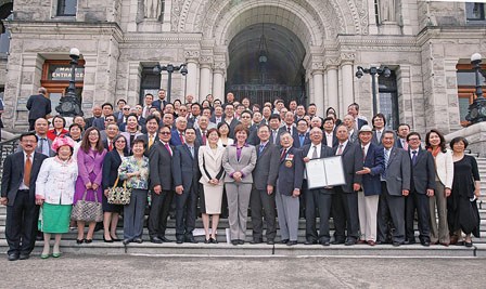 加拿大卑诗省长简蕙芝(前排左九)与多元文化厅长屈洁冰（前排左八）在省议会发表道歉声明后，与来自全省各地的嘉宾合照。(加拿大《明报》/陈志强