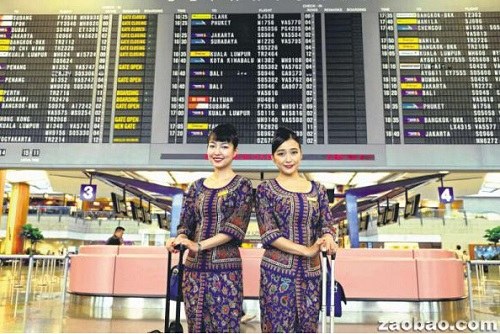 新航空姐殷悦(左)热爱空服职业。(新加坡《联合早报》/龙国雄
