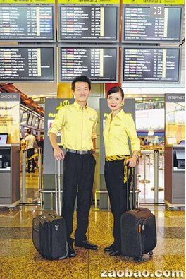 虎航的空服员男女比例平均。图为鹿阳(左)和黄芳。(新加坡《联合早报》/龙国雄