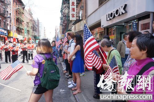 市民夹道欢迎游行老兵。 (来源:美国《侨报》/陈辰摄)