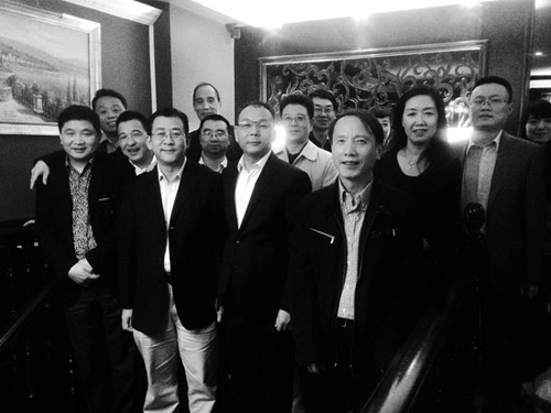 侨务政策法规宣讲团一行与法华工商联合会侨领及嘉宾合影留念。(来源:法国《欧洲时报》/