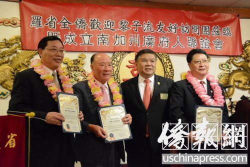 阿罕布拉市长沈时康(左3)为黎子流(左2)一行颁发荣誉证书。(美国《侨报》/夏嘉