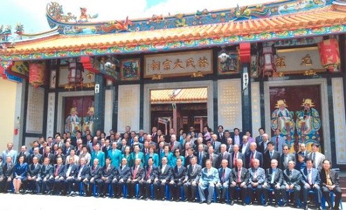 林氏总会27届会长会诸首长和贵宾及全体理事在大宗祠合影留念。(泰国《京华中原联合日报》)