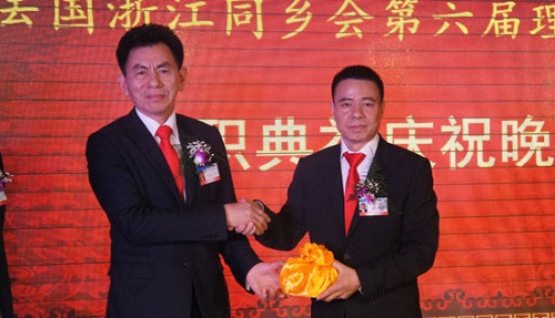 余三洲会长向李锐朋会长交接会印。(法国《欧洲时报》/张云茜