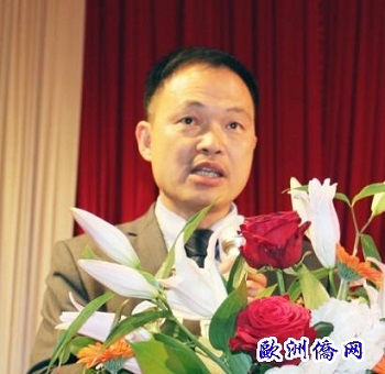 上届会长周月高作会务总结报告。（意大利《欧洲侨报》）