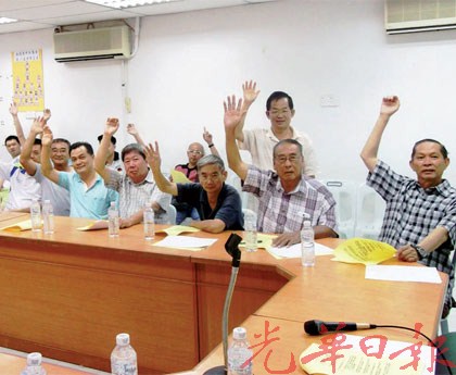 而连突中华商会第15届会员大会,会员举手表决通过坚决反对伊党推行伊刑法案。右一为会长林亚协。(马来西亚《光明日报》)