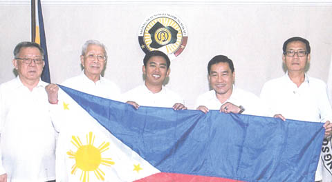 菲华工商总会领导向马加智市长移交菲律宾国。（菲律宾《商报》）