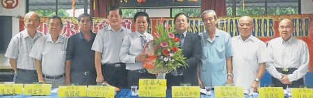 张西昆（左六）赠送水果礼篮予林奕钦（左五）。左起是陈火胜、郑宝华、陈国靖、郑金财、苏炳秋、陈朝远及刘水钦。（马来西亚《南洋商报》）