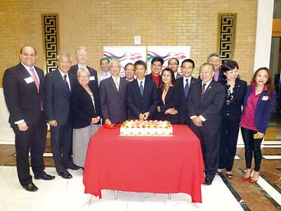 香港驻美国总经济贸易专员梁卓文(前左五),香港经贸办事处署理处长张沛(右五)及各地香港协会会长等嘉宾切蛋糕庆祝香港日。(美国《星岛日报》/菊子
