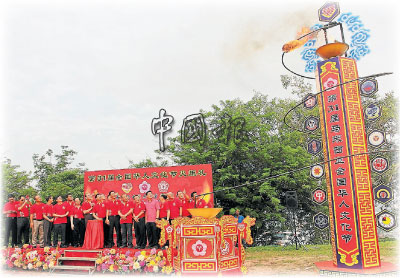 开幕仪式用以滚动式点燃主火炬台的火焰。(马来西亚《中国报》)