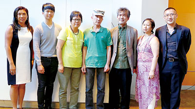 酒会上,陈宇晖父母、美华协会全美会长及纽约分会长、编剧黄哲伦、作曲黄若合照。(来源:美国《星岛日报》)