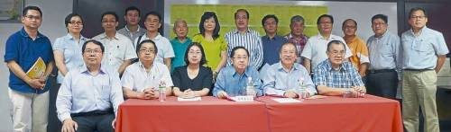 槟华堂个人执委没有开打,22候选人不战而胜自动当选。前排左起梁伟宏、郑荣兴、温佩Z、蓝武昌、许廷炎及杨集东。(马来西亚《南洋商报》)