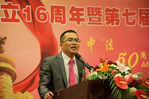 蝉联会长张常豹致辞。(法国《欧洲时报》/黄冠杰