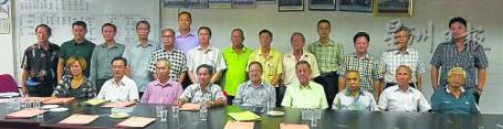 双溪大年华团联合会第26届新届理事合影,也意指华团走入新时代。(马来西亚《星洲日报》)