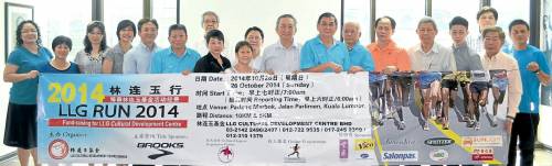 沈德和(右八)与各州工委会主席及各大赞助商呼吁民众踊跃参与“2014年林连玉行”义跑活动。(马来西亚《南洋商报》)