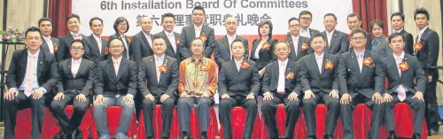 青创会理事与嘉宾郑可扬(左五)相聚。(马来西亚《南洋商报》)