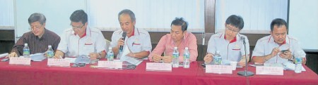 陈保成(左三)主持会员大会,右起为张民生、曾华金、陈国瑞,左起林国安及宋德祥。(马来西亚《南洋商报》)