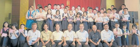 小学组及小六评估考试组得奖学生与颁奖人及理事,前排左四起为李金龙、谢观松、宋群光、黄树党、钟佳健、宋群礼及赖鸿福。(马来西亚《南洋商报》)