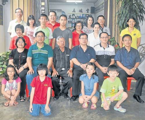 在华团颁发奖贷学金的典礼上,可发现颁奖嘉宾多过学生。(马来西亚《南洋商报》)