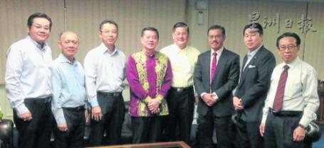 郑金财（左五）率领新山中华公会多位执委，拜会新山市长阿都拉曼（右三），并在会后合照。（马来西亚《星洲日报》）