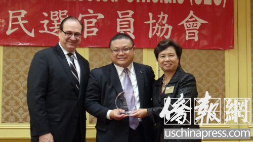 夏乐柏、朱嘉仪为许坚颁发“年度公民”奖。(来源:美国《侨报》/高睿