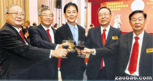 郭明忠(左三)祝贺新任潮州总会会长张昌隆(左二)、署理会长黄南德(左一)、副会长陈健立(左四)及张冲福。(潮州总会供图)