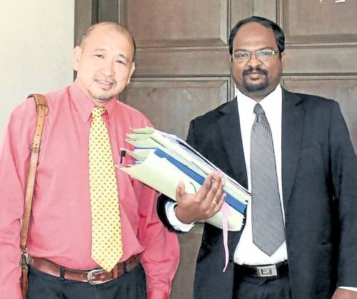 梁满基（左）向威拉班了解案情进展。（马来西亚《南洋商报》）