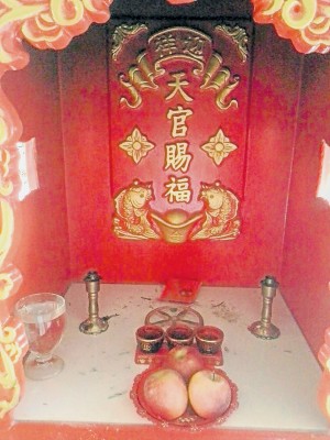 芦骨斯里巴力住宅区出现“香炉贼”,林女士住家天神的铜制香炉被偷只留下炉架及蜡烛架。(马来西亚《南洋商报》)