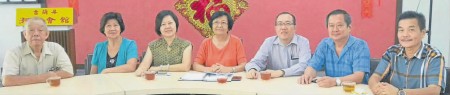 杨菲菲(左四)将在近期委任填补辞职董事留下的空缺。左起马锦发、陈秀婉、陈子芳、辛再扬、黄燕升及朱楚震。(马来西亚《南洋商报》)
