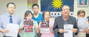 两名女事主及家人向张天赐(右二)及律师郭扑进申诉,指她们投资民宿生意却遭骗款。(马来西亚《光明日报》)